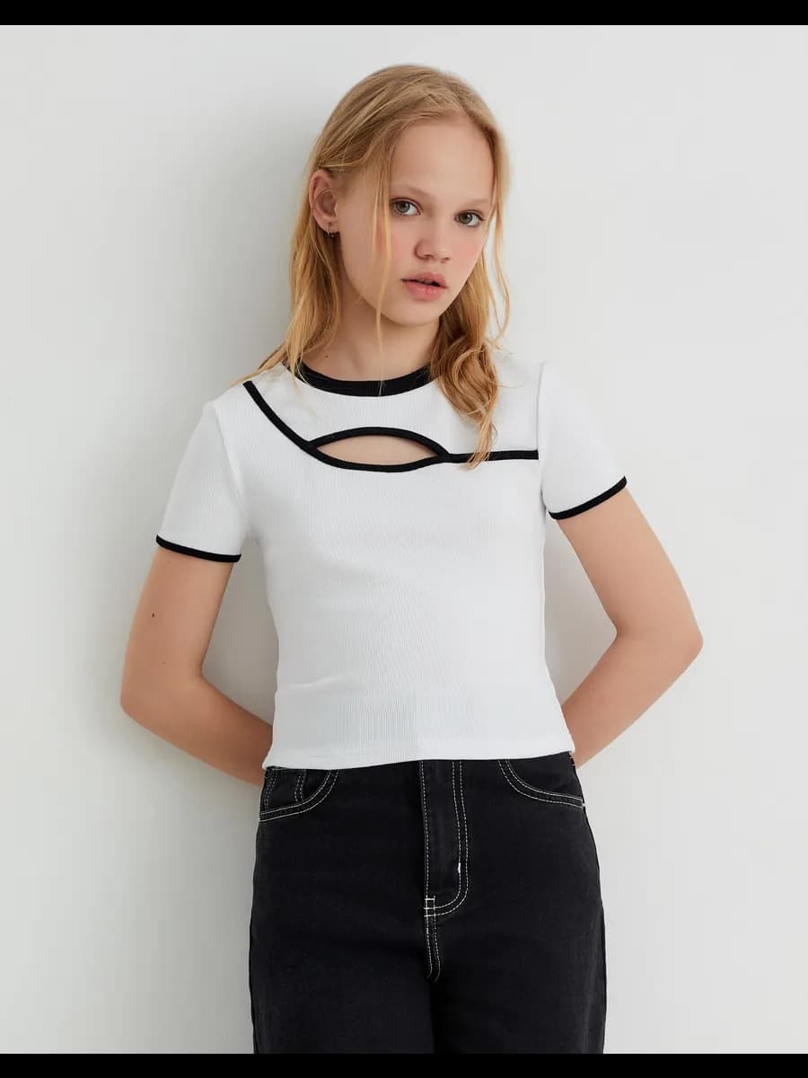 Белый кроп-топ в рубчик с вырезом на груди