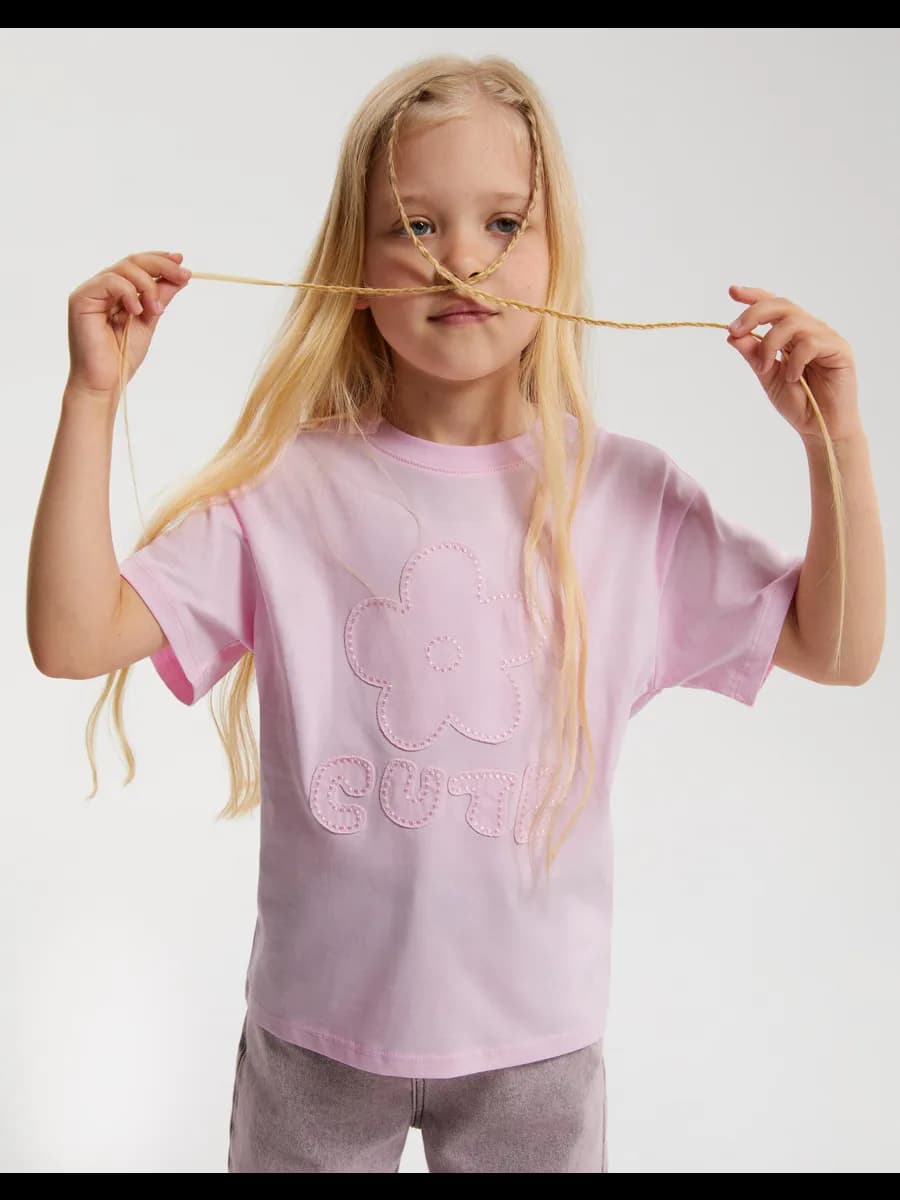 Светло-розовая футболка oversize с цветочным принтом