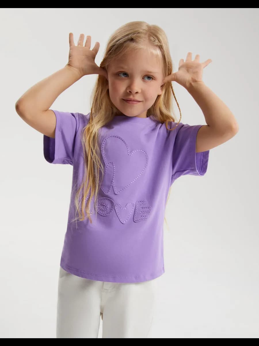 Фиолетовая футболка oversize с аппликацией
