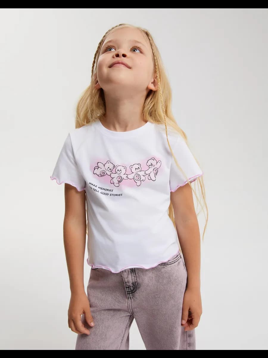 Белая футболка с принтом и волнистым краем - фото 1