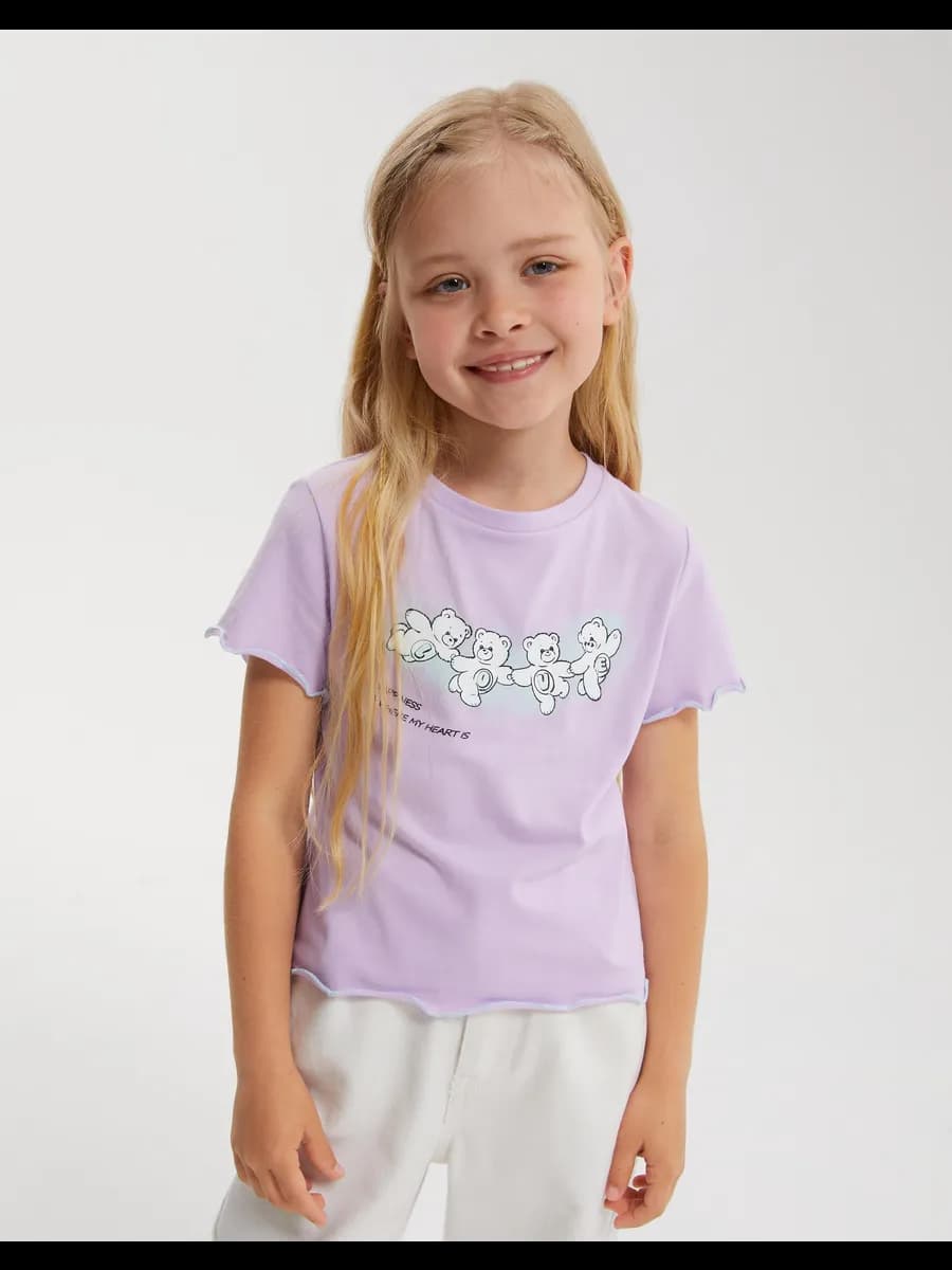 Сиреневая футболка с принтом и волнистым краем