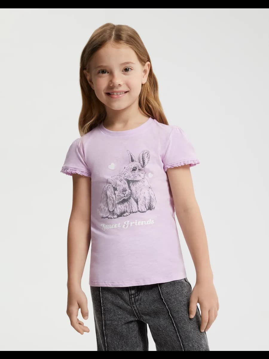 Сиреневая футболка с пышными рукавами и принтом