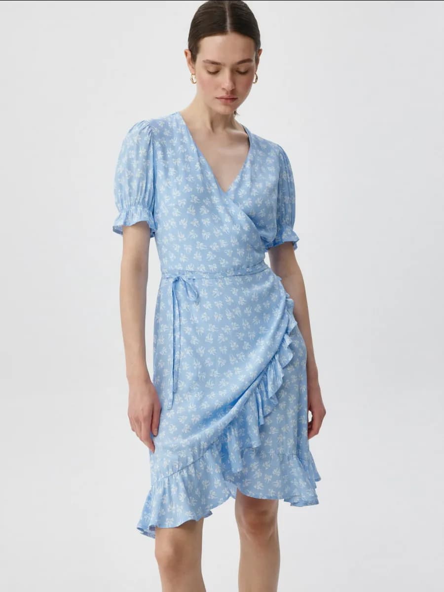 Летнее платье мини на запах с принтом и рукавами фонариками