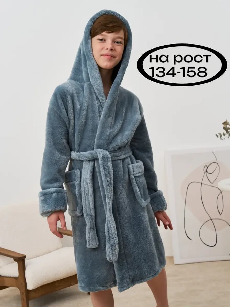 Махровый халат с капюшоном в бассейн