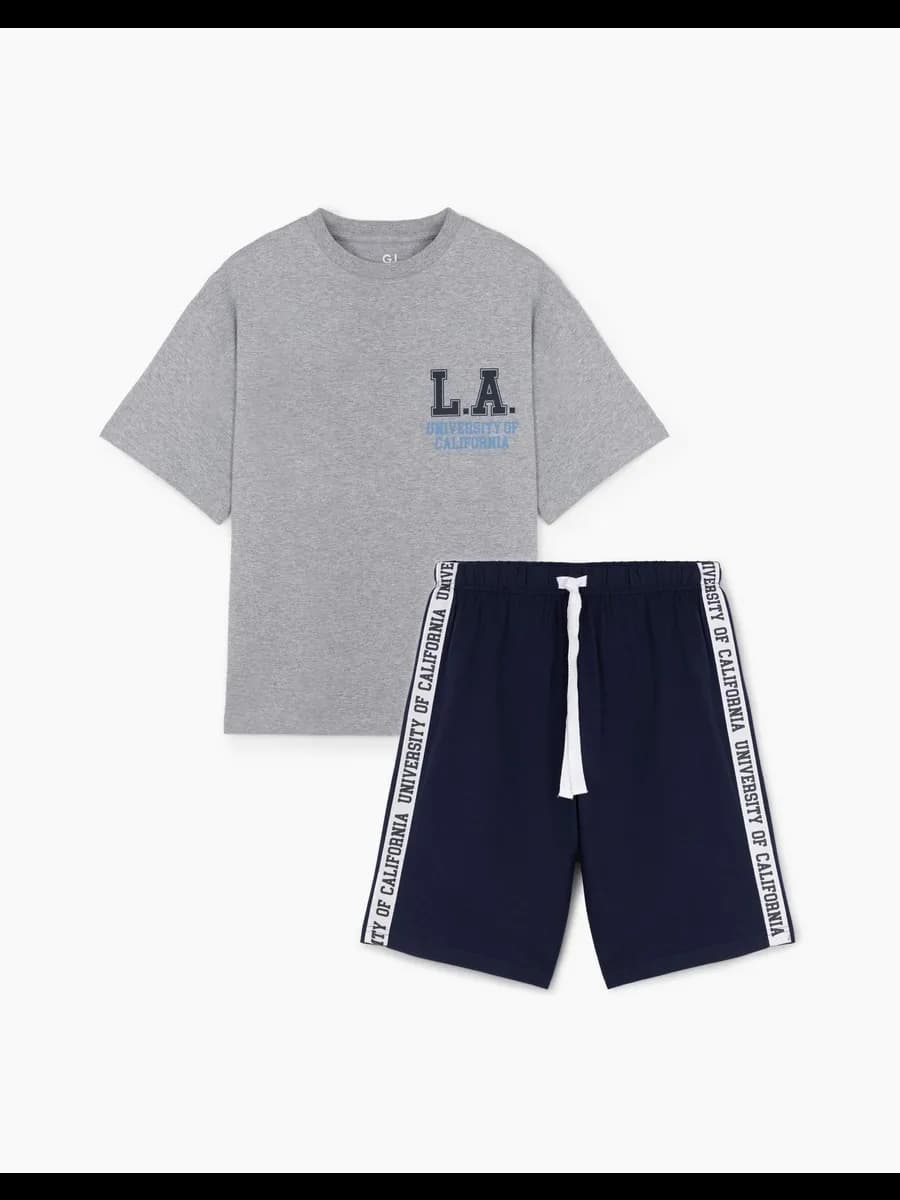 Пижама с шортами и футболкой с принтом на новый год