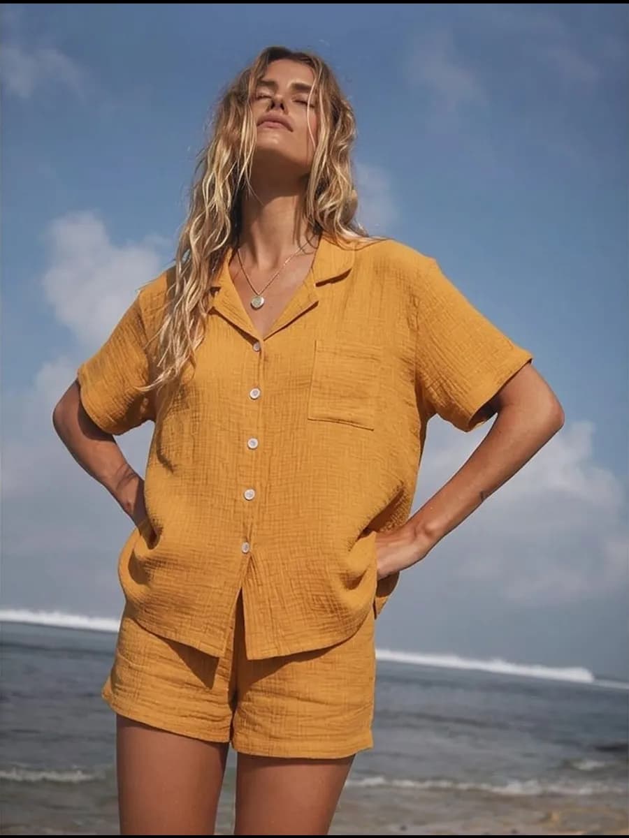 Муслиновый костюм с шортами и рубашкой летний