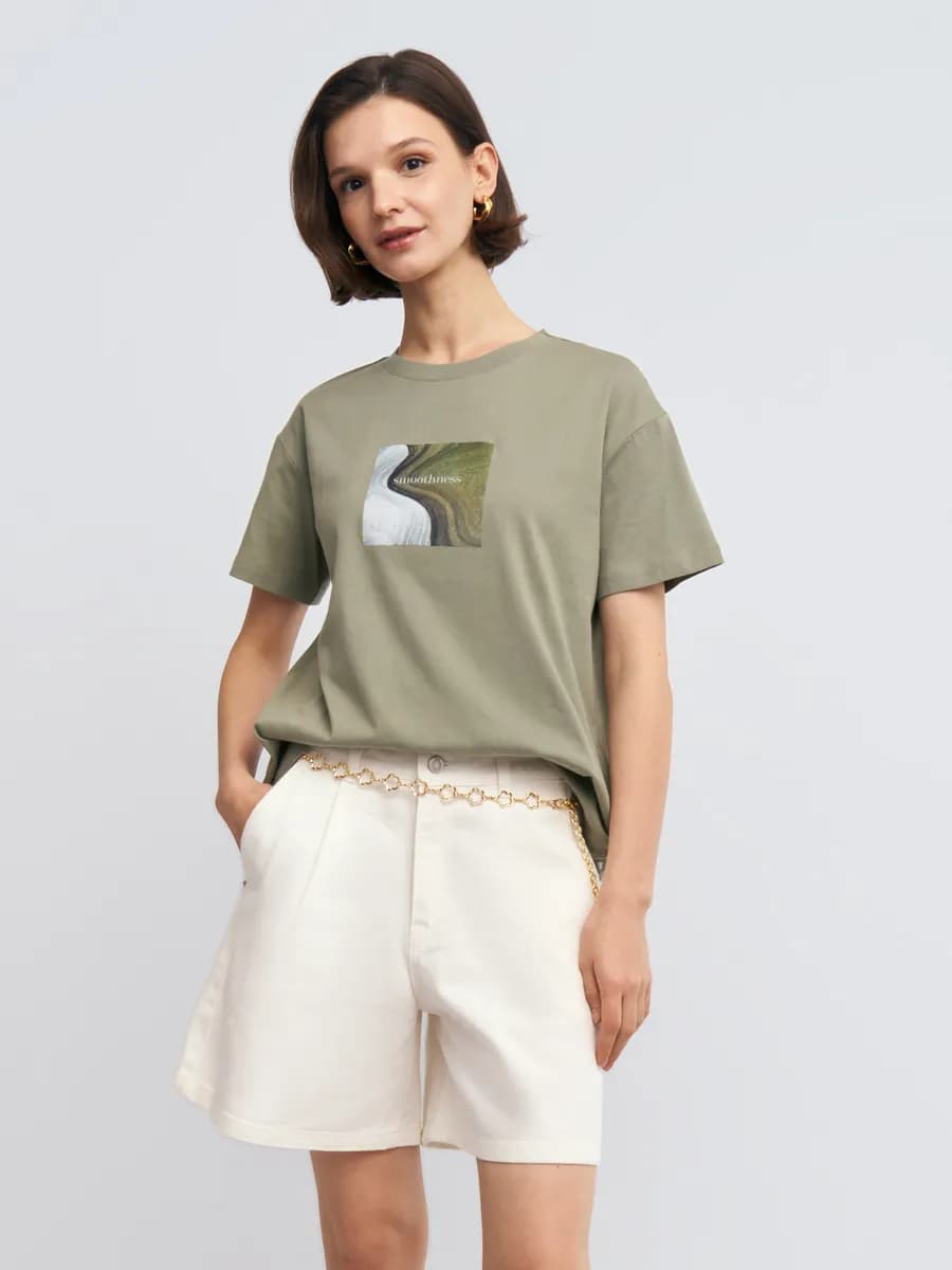 Женская футболка из хлопка с принтом - фото 1