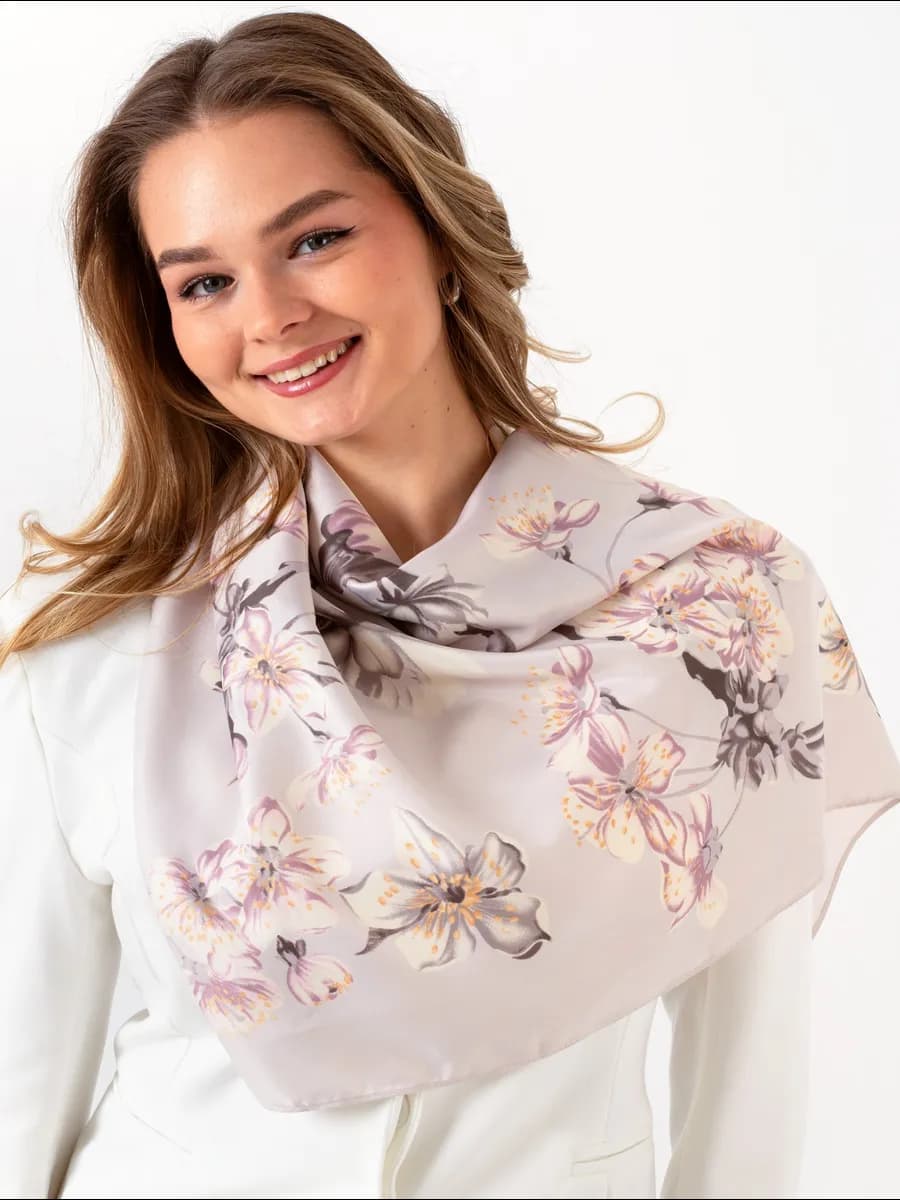 Платок шелковый косынка на голову и шею весенний