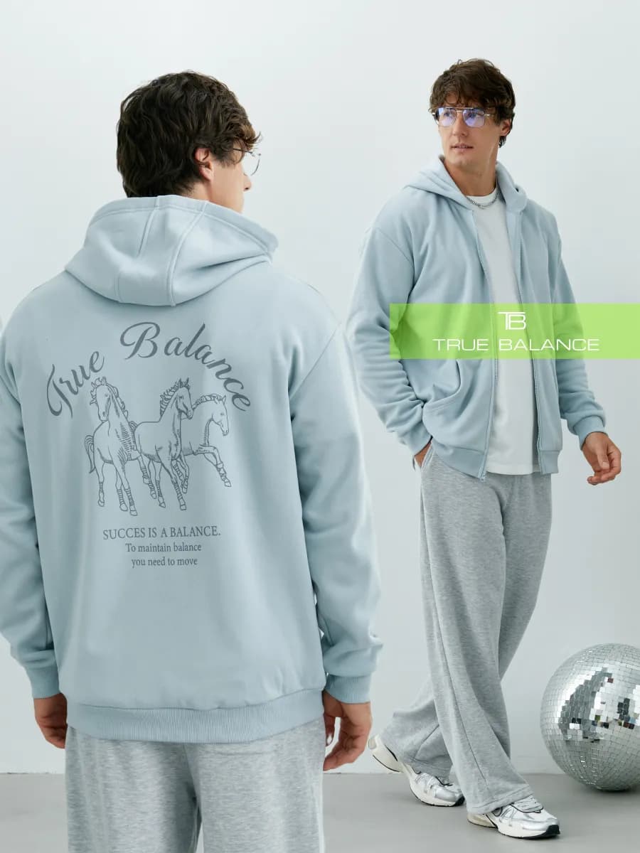 Толстовка оверсайз с принтом на спине - фото 1