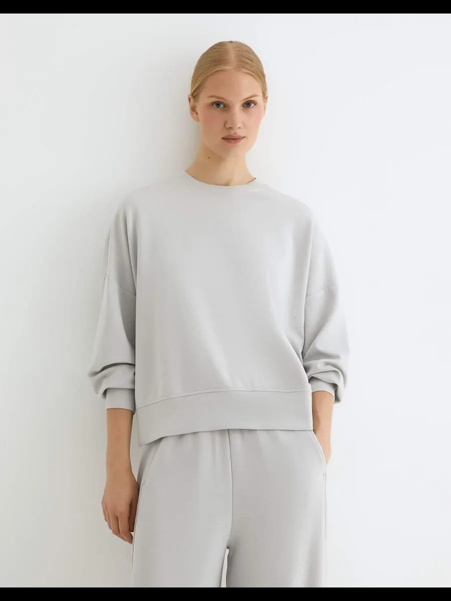 Серый свитшот oversize из скубы с разрезами