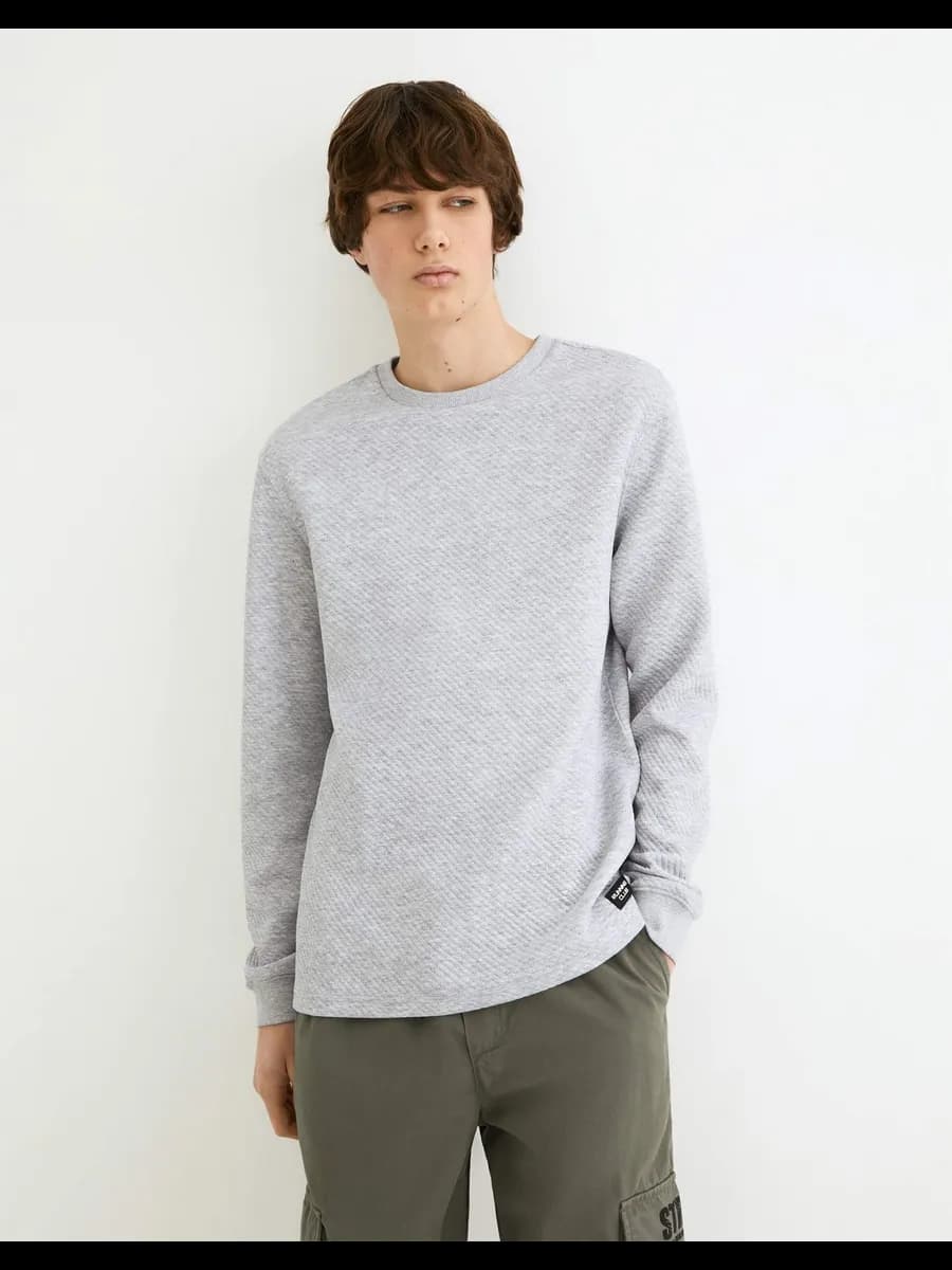 Серый лонгслив с лейблом