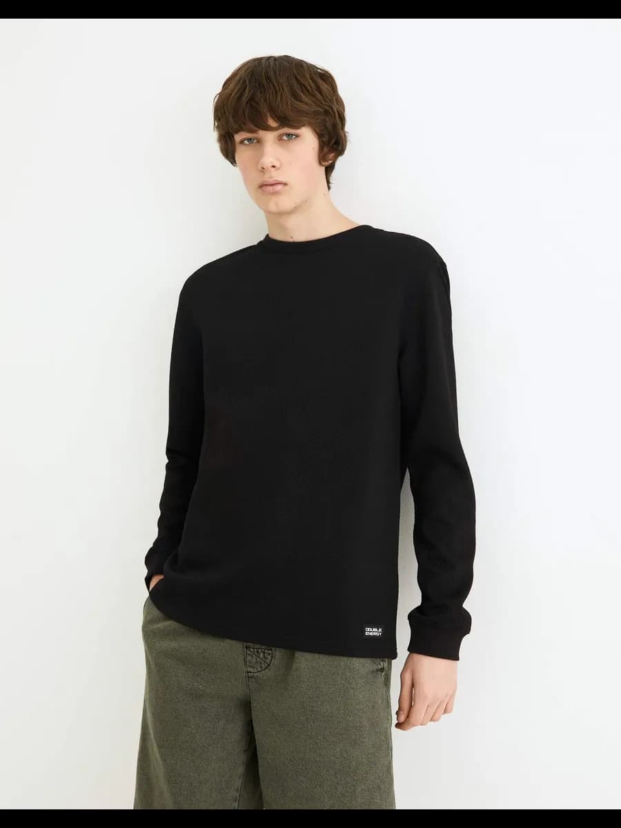 Чёрный лонгслив с лейблом