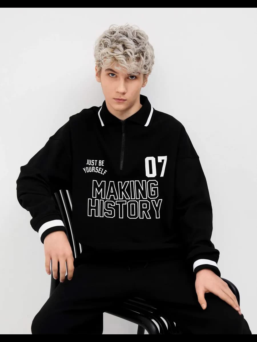 Чёрный свободный свитшот с воротником и принтом