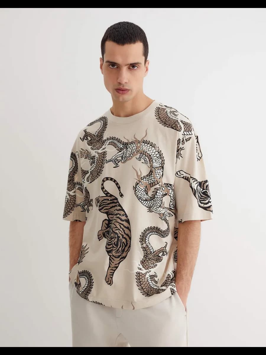 Бежевая футболка с принтом