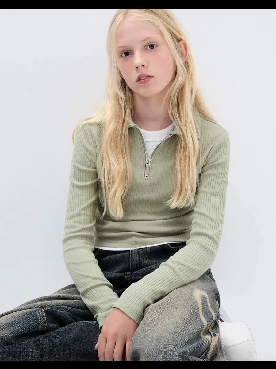 Оливковый лонгслив с воротником поло