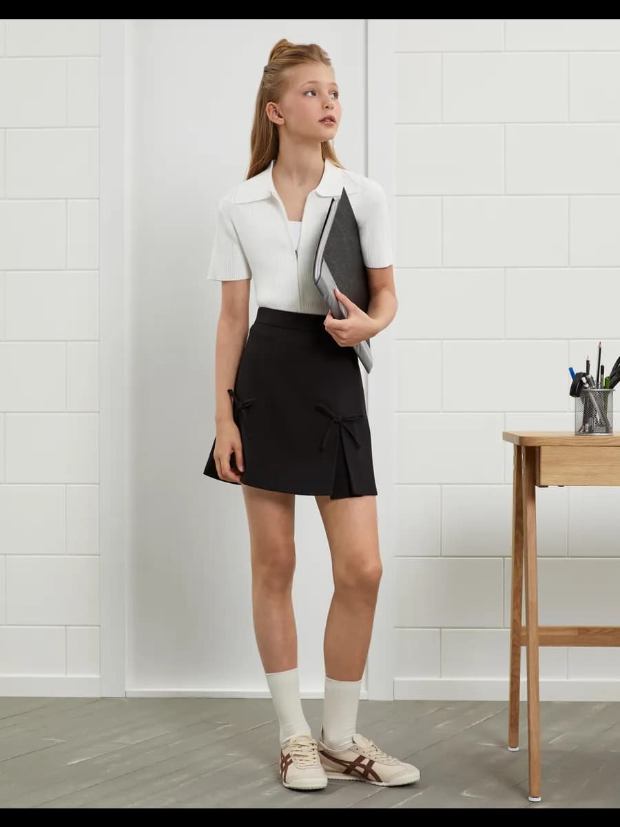 Чёрная школьная мини-юбка с бантиками и складками