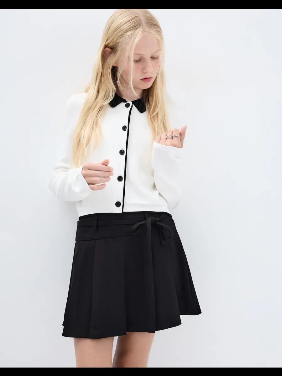 Чёрная мини-юбка со складками и тонким поясом - фото 1