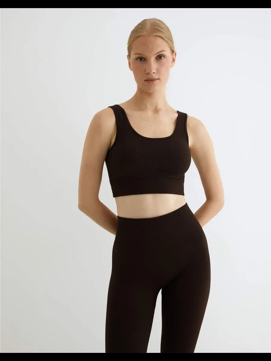 Тёмно-коричневый спортивный топ-бра в рубчик