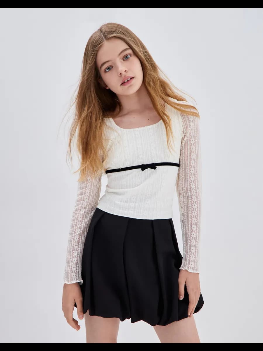 Молочный лонгслив из кружева с бантиком