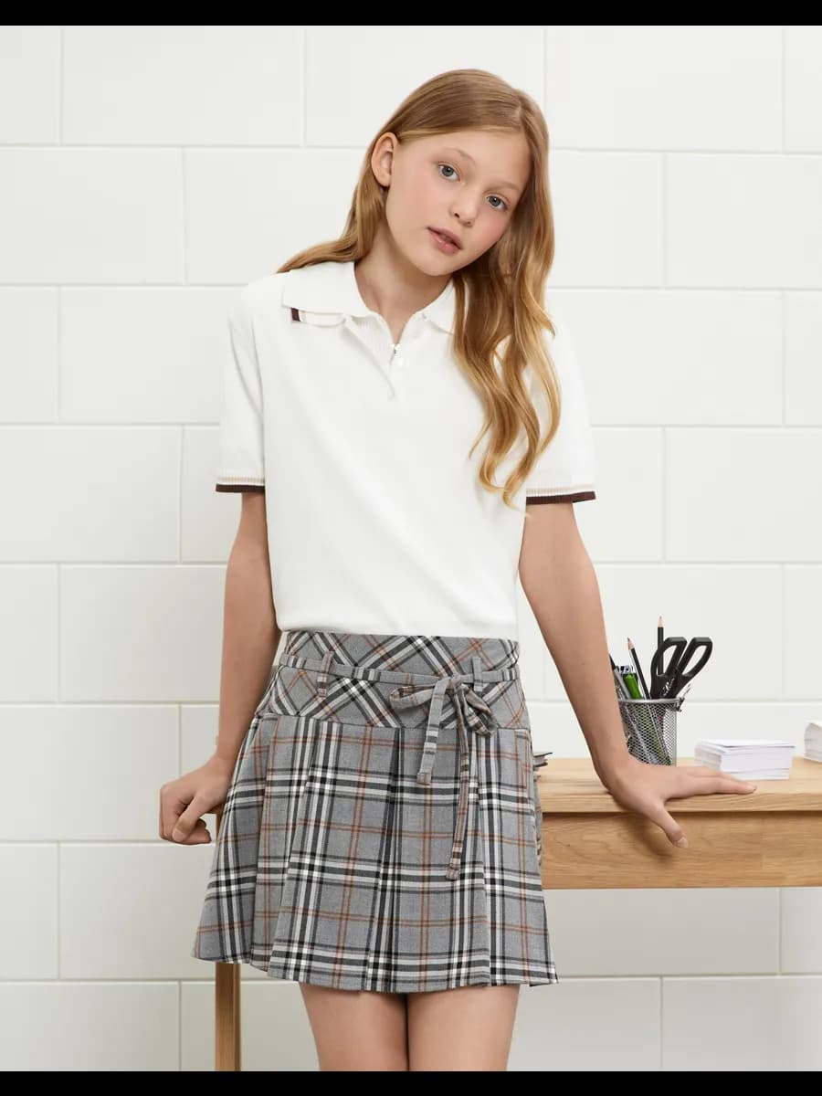 Клетчатая школьная мини-юбка со складками и тонким поясом - фото 1