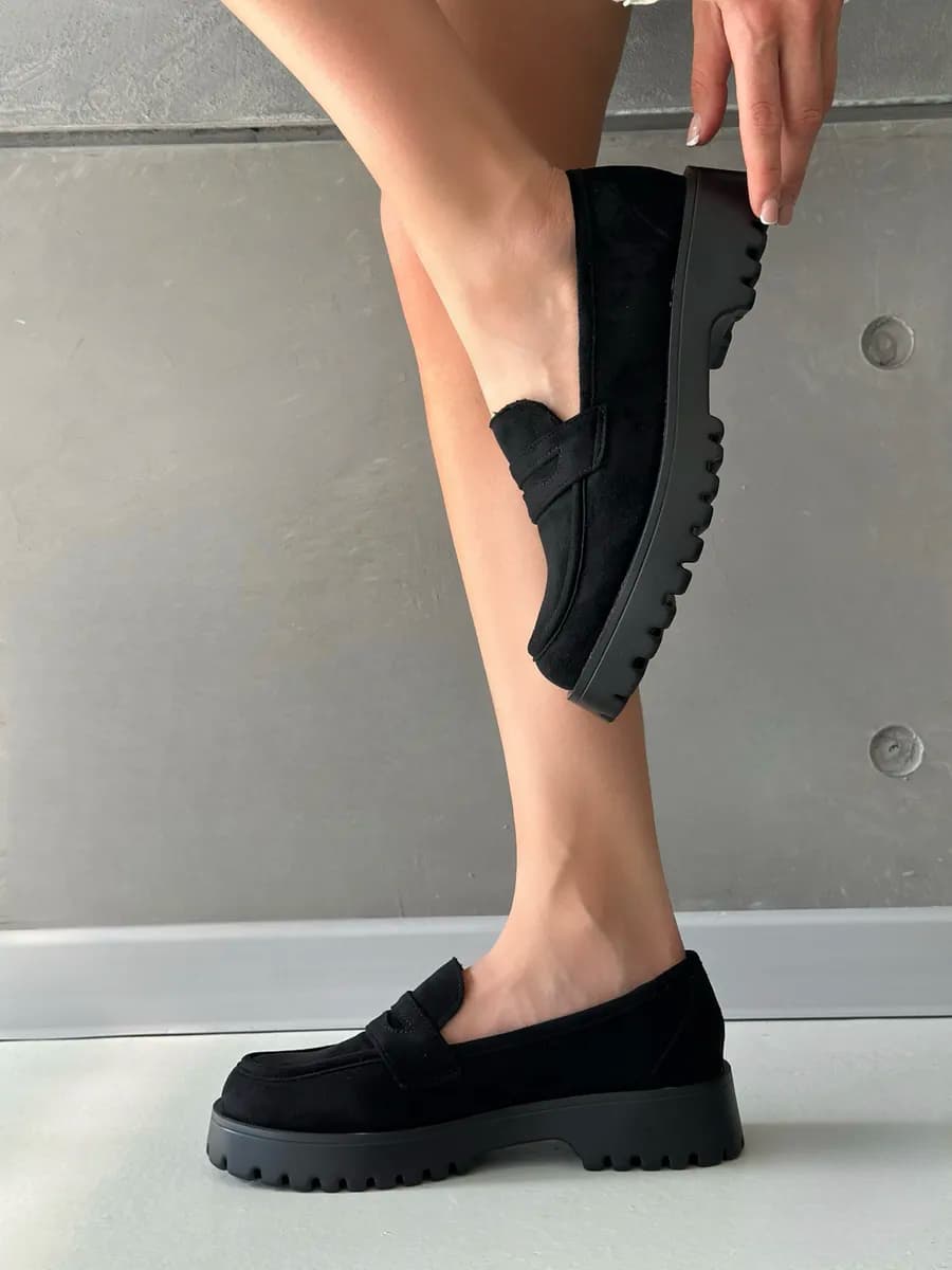 Лоферы замшевые на высокой платформе черные