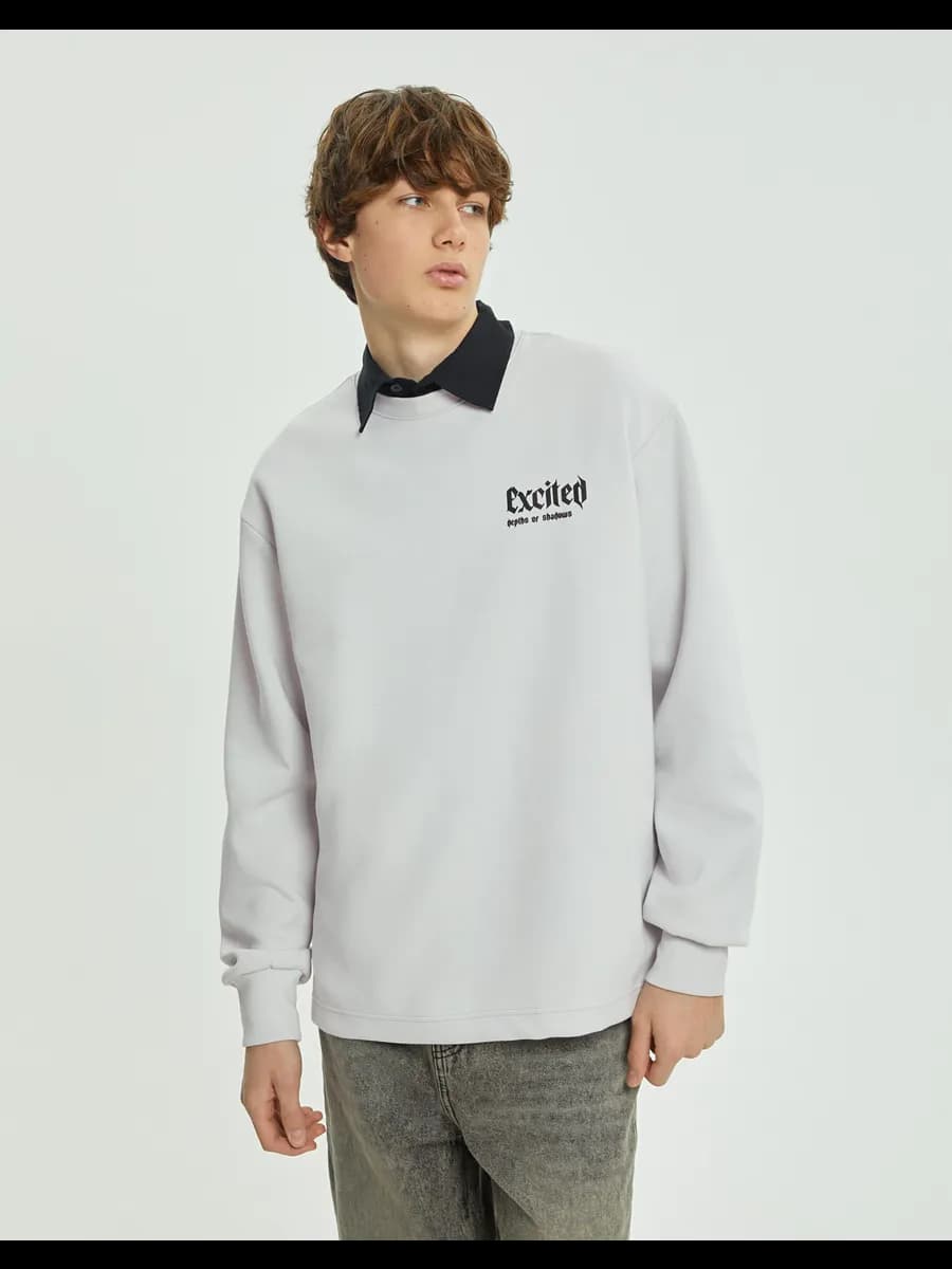 Светло-серый свитшот из скубы с принтом