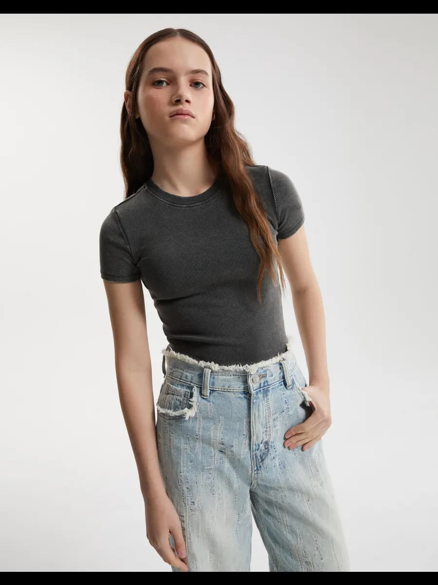 Тёмно-серая облегающая футболка в рубчик с эффектом варки