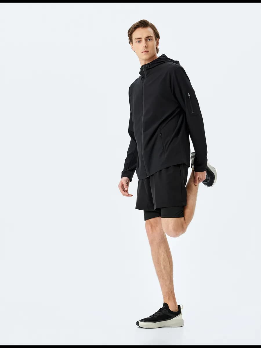 Спортивные шорты с карманами