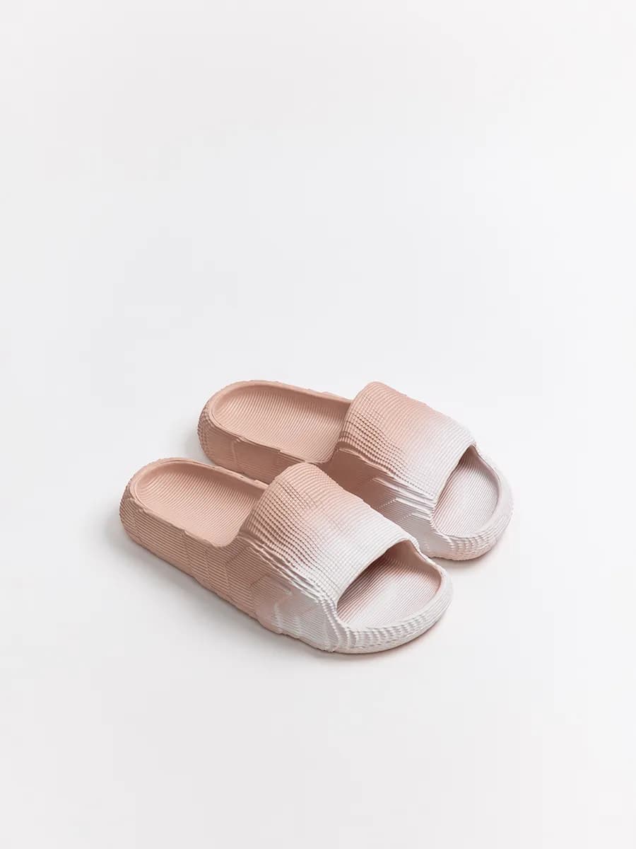 Шлепанцы из фактурного материала