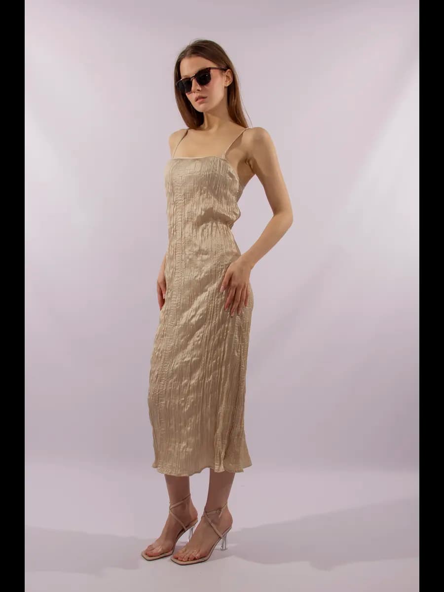 Платье на бретелях крэш эффект