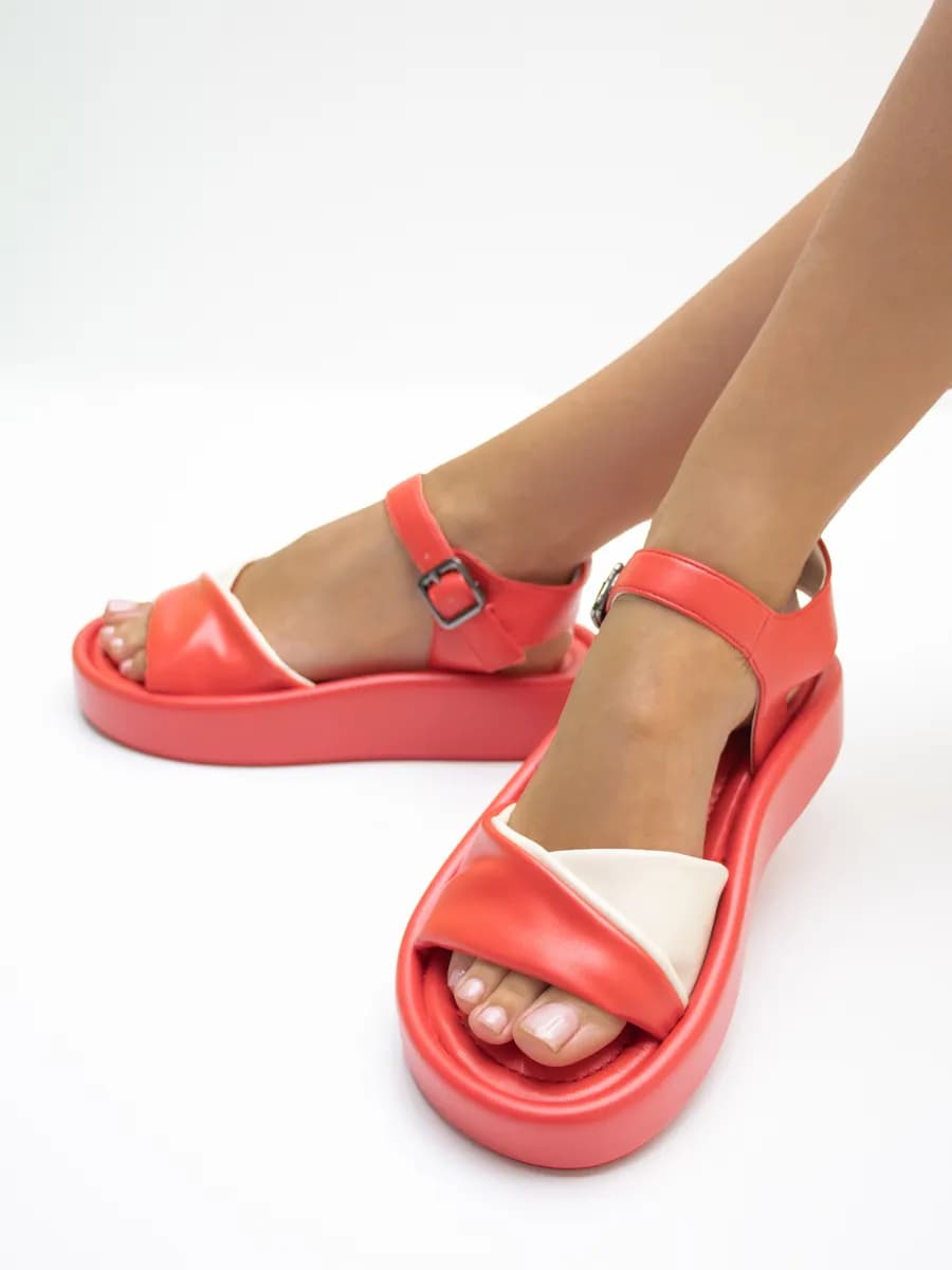 Босоножки на платформе с ремешком