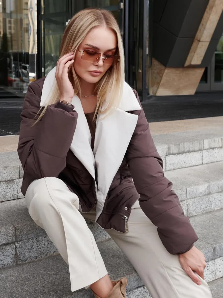 Весенняя куртка с капюшоном и манишкой - фото 1