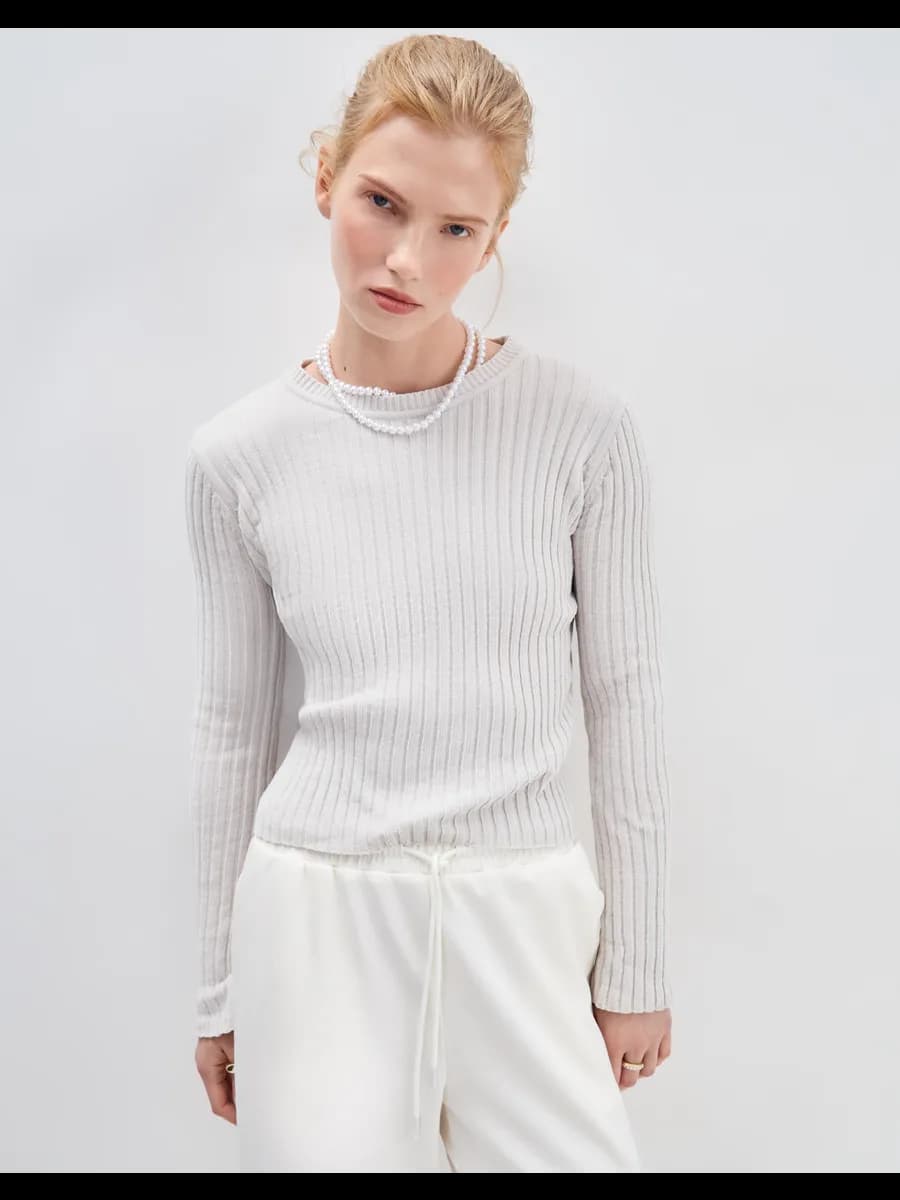 Молочный вязаный джемпер