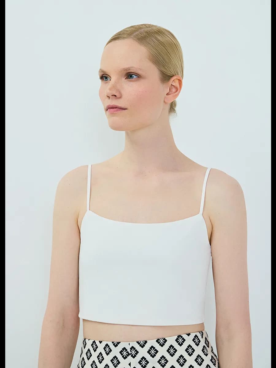 Укороченный топ на тонких бретелях