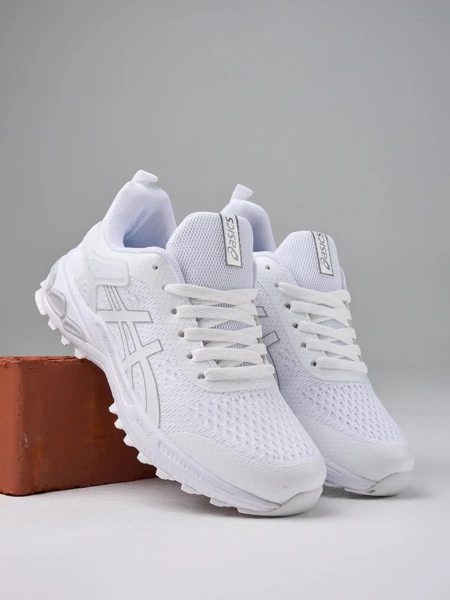 Кроссовки спортивные