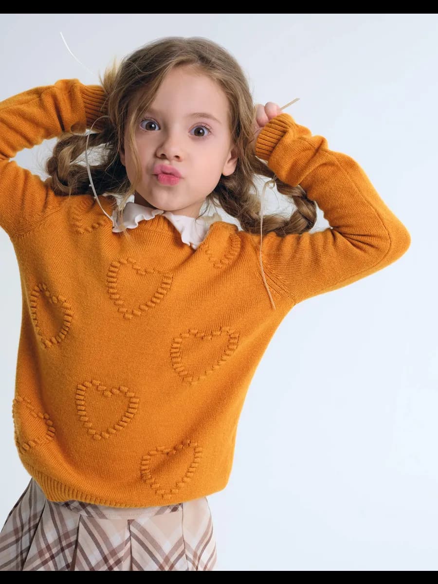 Горчичный джемпер с сердечками