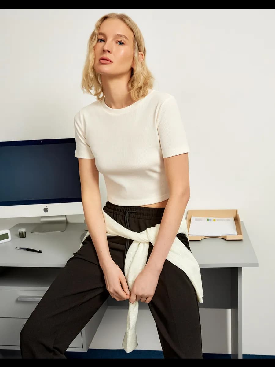 Молочный кроп-топ в рубчик