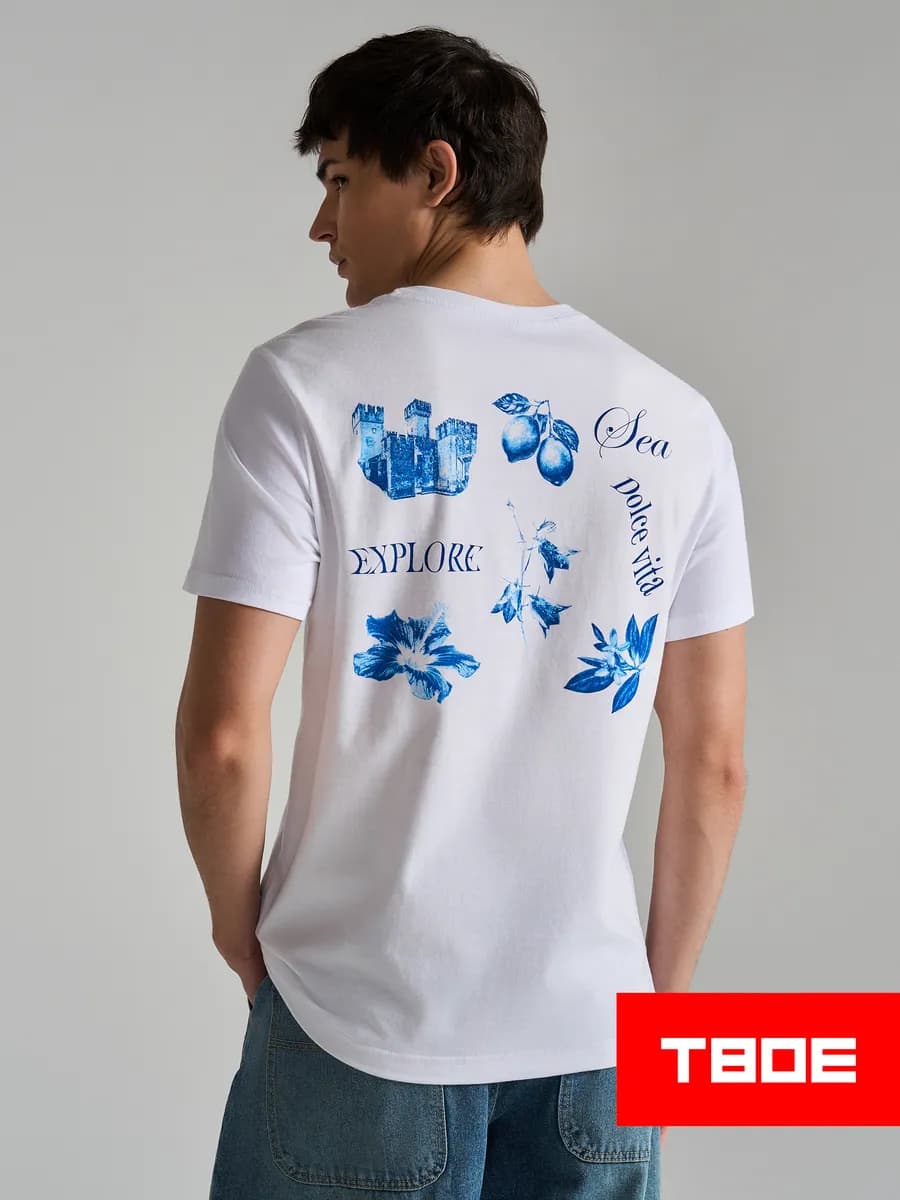 Футболка с принтом на спине