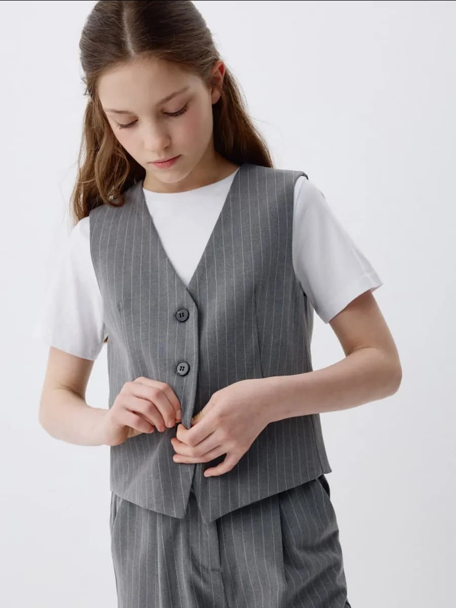 Школьный жилет в полоску серая классический для школы