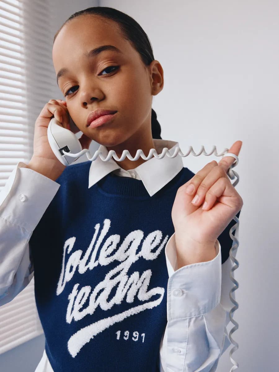 Вязаный жилет укороченный школьный