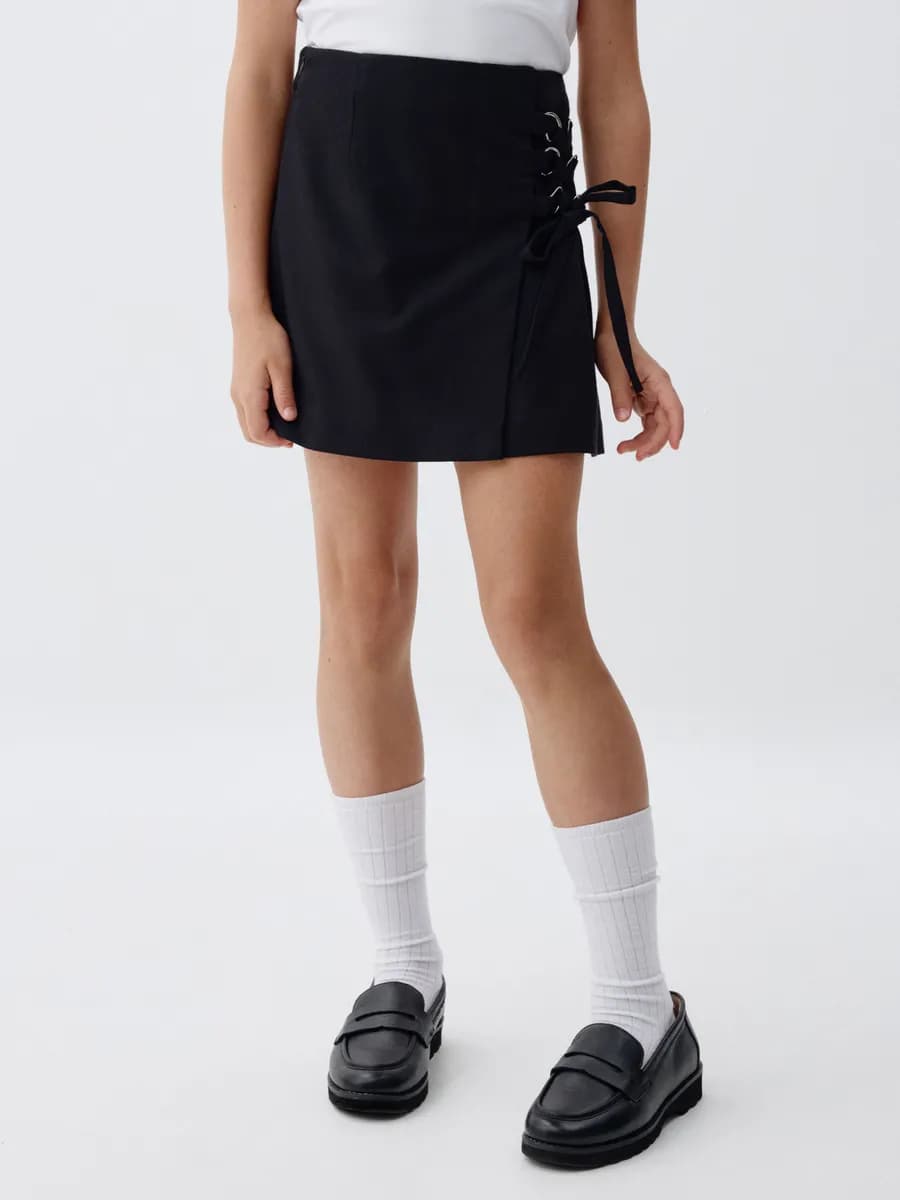 Школьная юбка черная короткая со шнуровкой