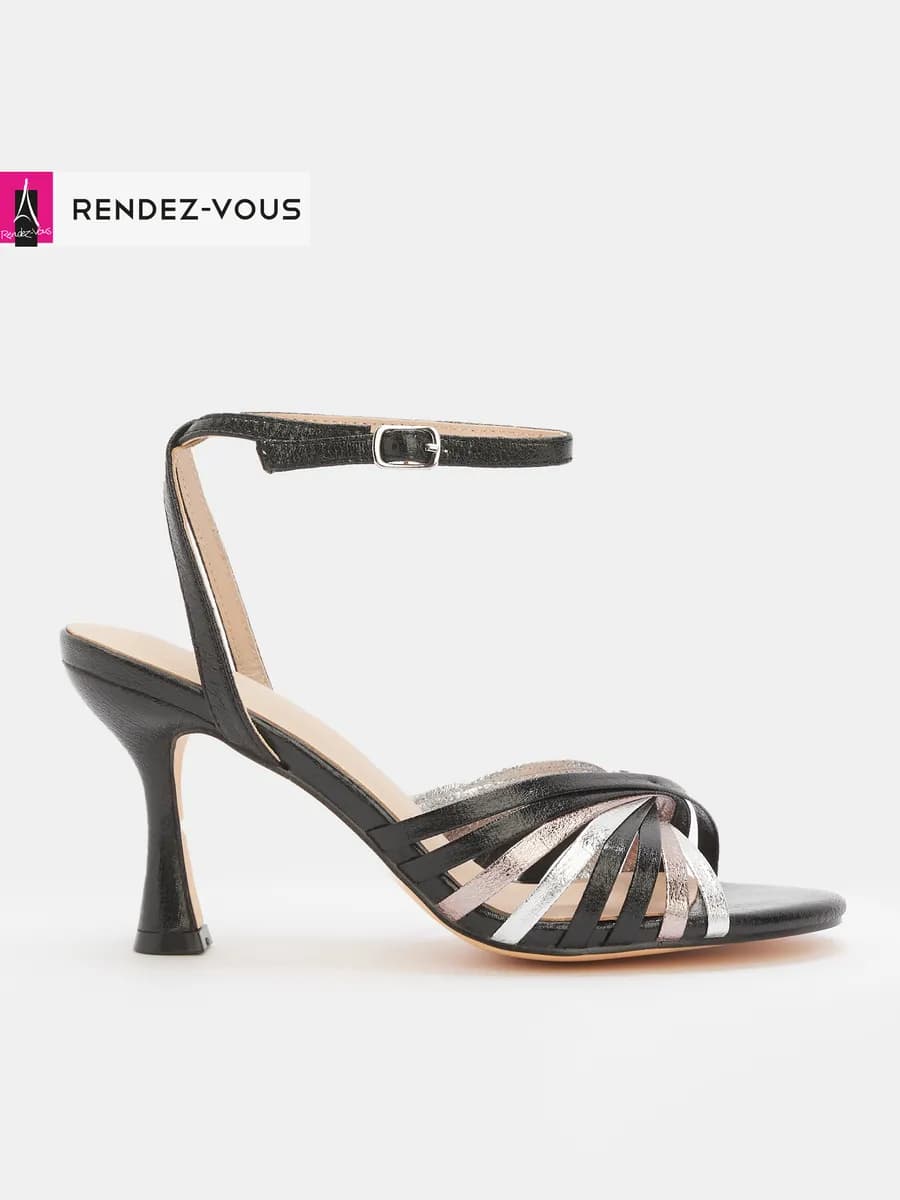 Босоножки на низком каблуке летние