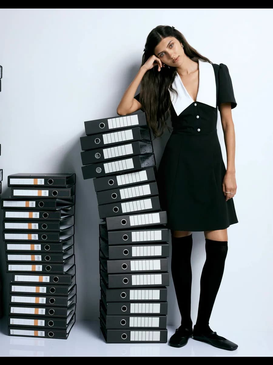 Чёрное платье мини с контрастным воротником