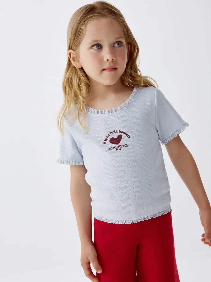 Укороченная футболка с принтом и кружевом