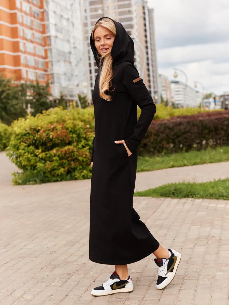 Платье с капюшоном и длинным рукавом
