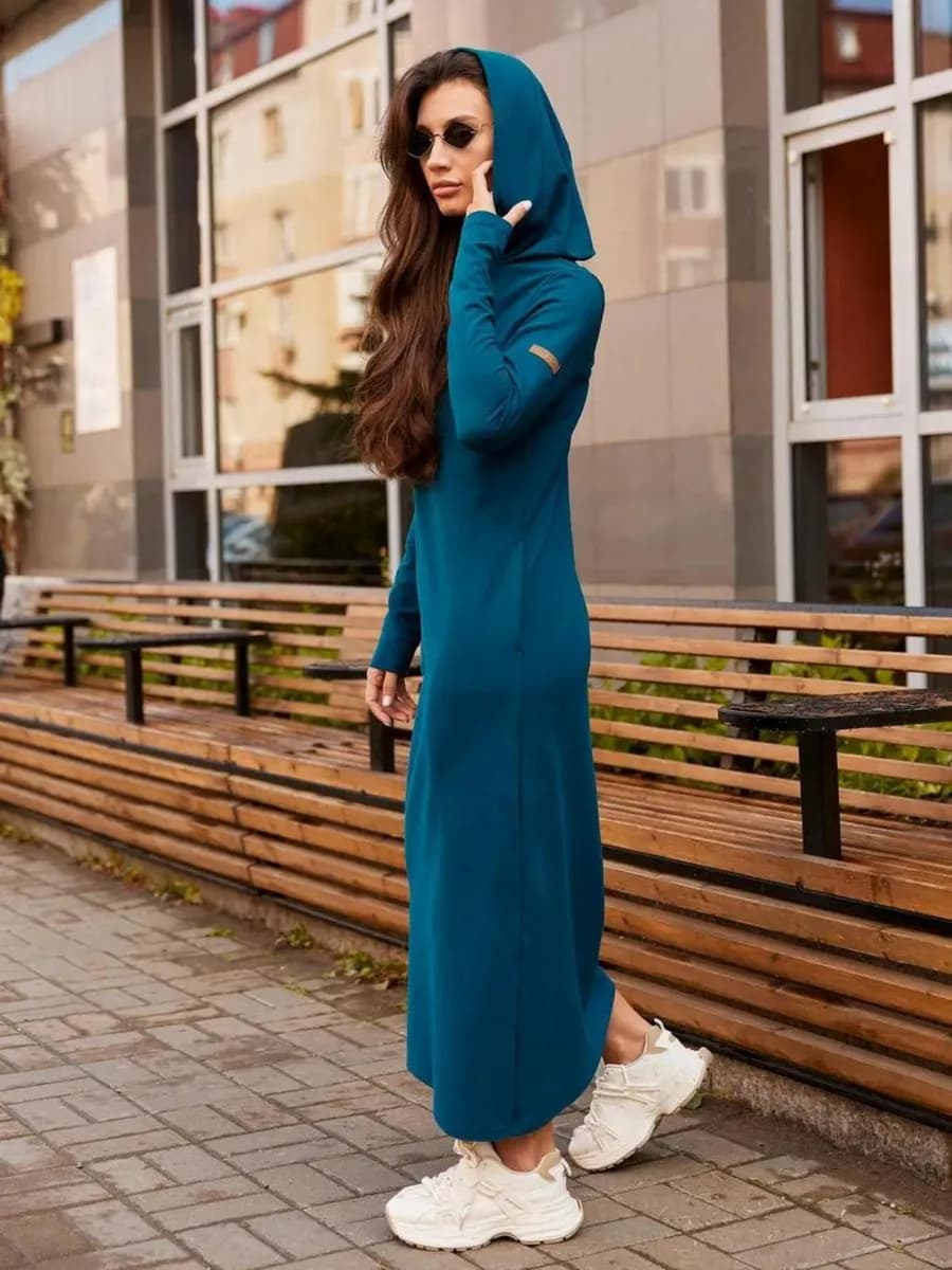 Платье с капюшоном и длинным рукавом
