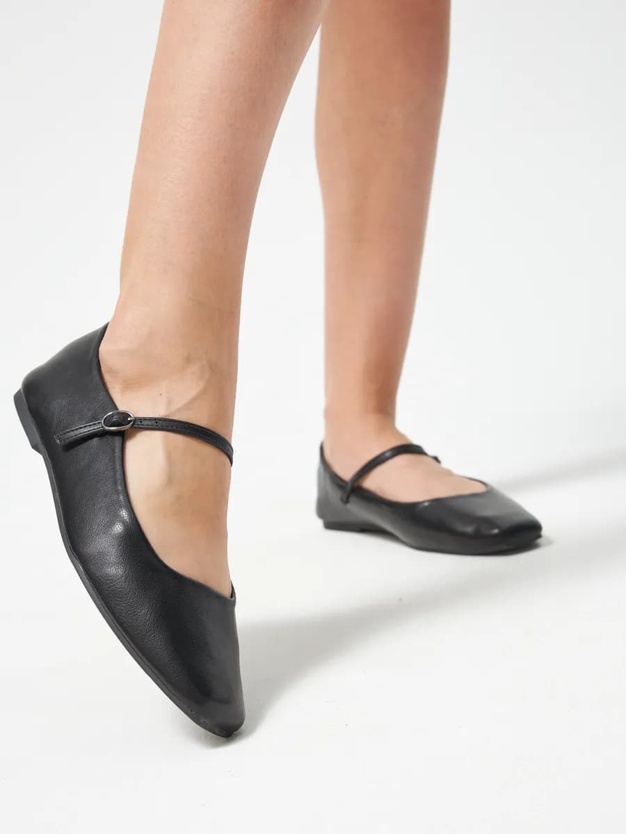 Балетки с квадратным носом и ремешком