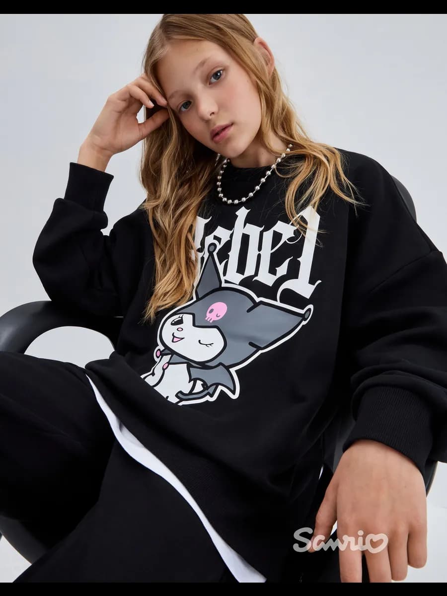 Чёрный свитшот oversize с принтом Kuromi