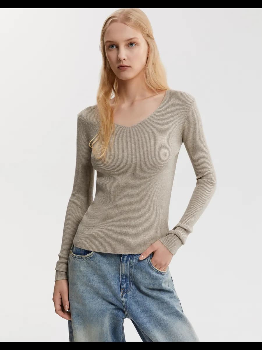Бежевый облегающий джемпер в рубчик