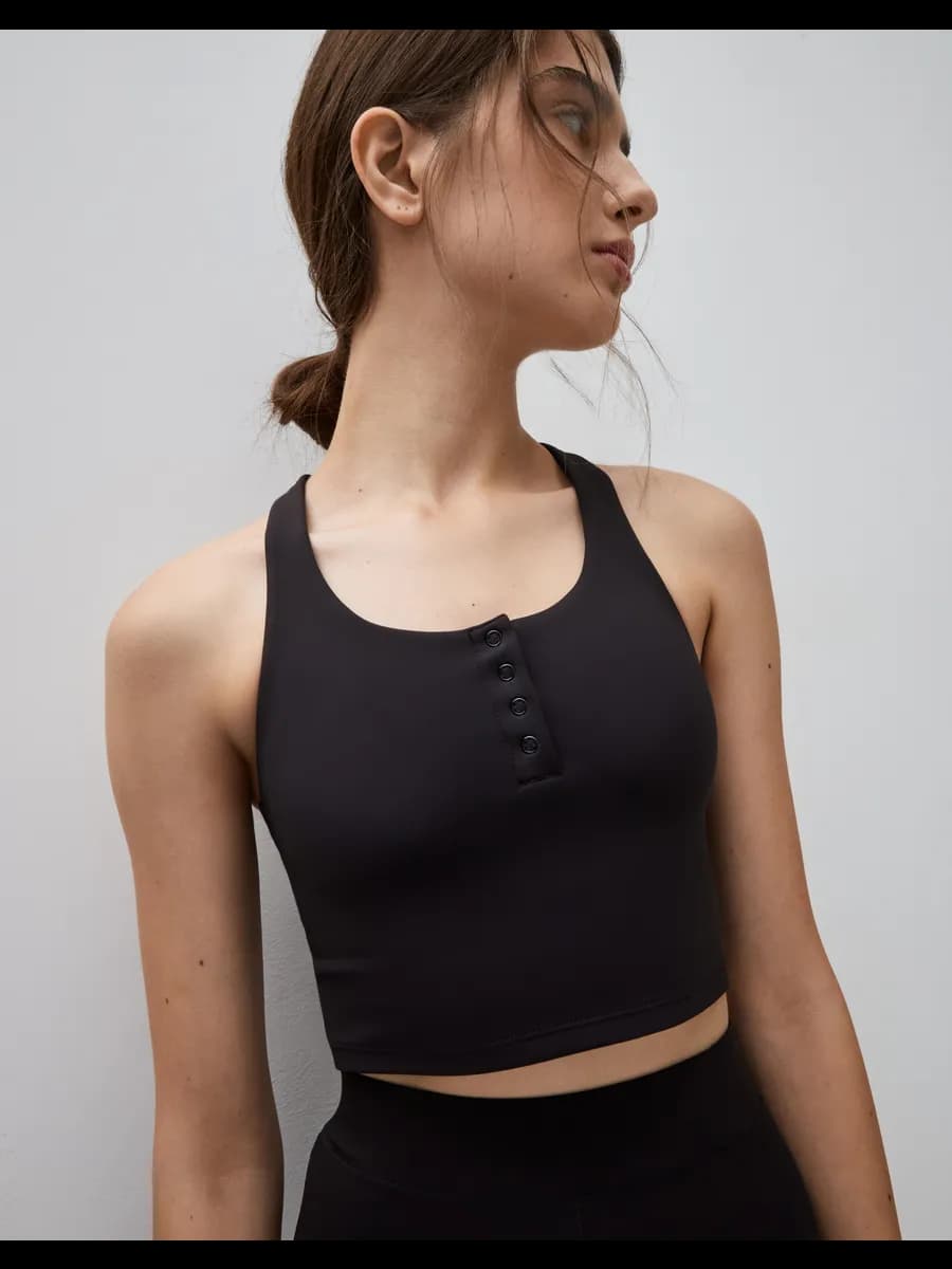 Чёрный спортивный топ-бра с планкой на кнопках